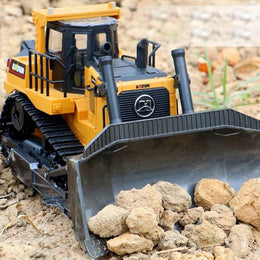 Huina 1554 - 1:16 11CH RC Bulldozer, Semi-Alloy Tracked Earthmover with 2.4GHz Remote Control, Motorized Metal Blade, Rear Ripper, LED Lights, Sound Effects, Rechargeable 3.7V 900mAh Battery secondary