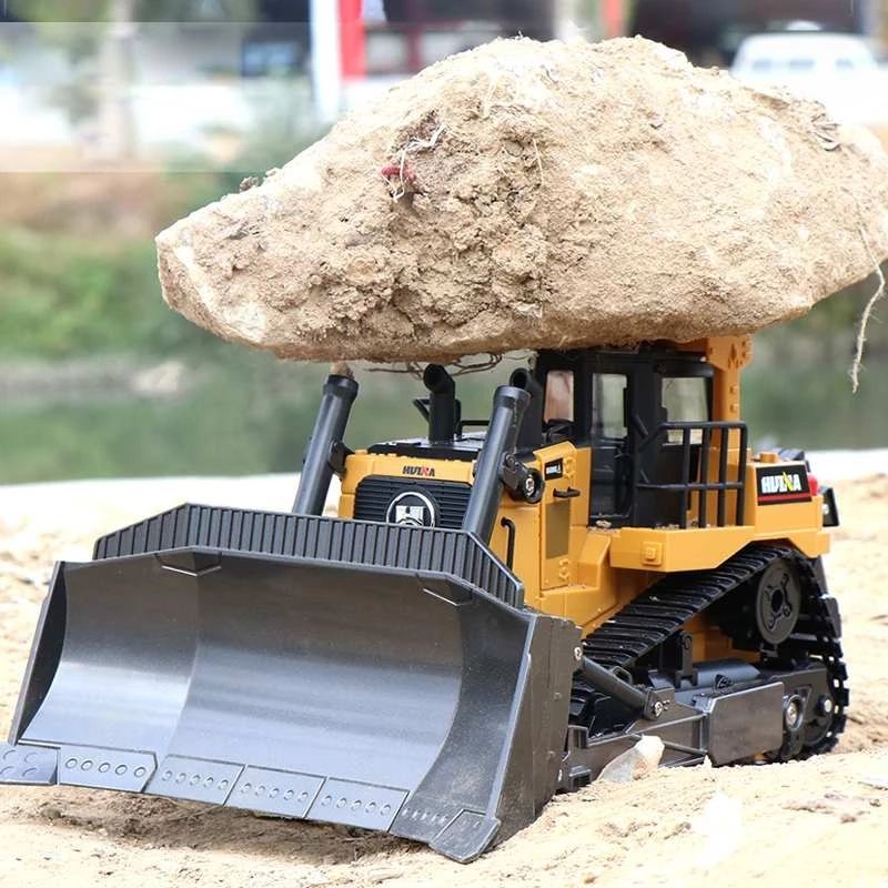 Huina 1554 - 1:16 11CH RC Bulldozer, Semi-Alloy Tracked Earthmover with 2.4GHz Remote Control, Motorized Metal Blade, Rear Ripper, LED Lights, Sound Effects, Rechargeable 3.7V 900mAh Battery